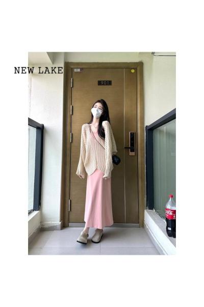 NEW LAKE法式冰丝修身显瘦长款粉色吊带连衣裙女夏季薄款镂空罩衫两件套装