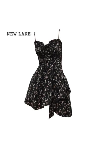NEW LAKE拽姐风小黑裙夏季小个子法式甜美不规则设计感吊带黑色碎花连衣裙