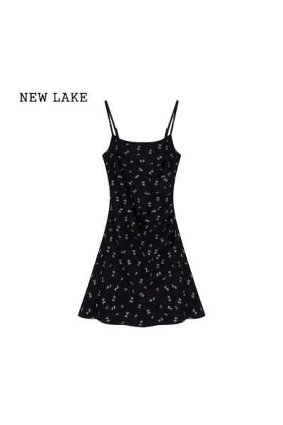 NEW LAKE法式辣妹黑色碎花吊带连衣裙女夏季性感修身显瘦收腰包臀裙子短裙
