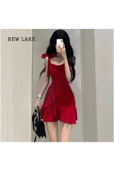 NEW LAKE纯欲风辣妹红色吊带连衣裙女夏季新款设计感小众气质收腰显瘦短裙