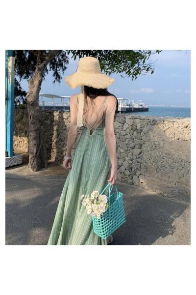 NEW LAKE海边拍照衣服仙淡绿色印花吊带连衣裙云南海边度假露背修身长裙