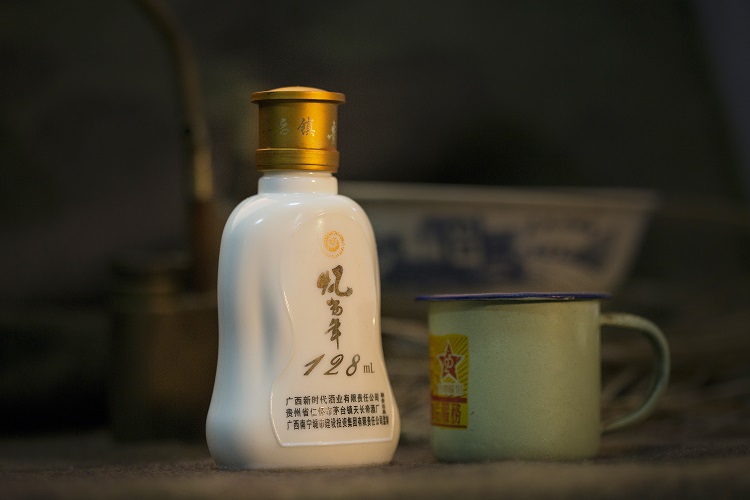 忆当年酒白酒"忆当年"小酒版[2012年产 酱香型 53度 128ml*24 整箱