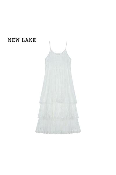NEW LAKE海边度假风蕾丝花边白色吊带连衣裙女夏季甜美气质显瘦蛋糕裙长裙