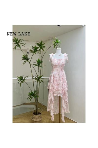NEW LAKE法式茶歇甜美碎花吊带连衣裙2024夏季新款设计感不规则拖尾仙女裙