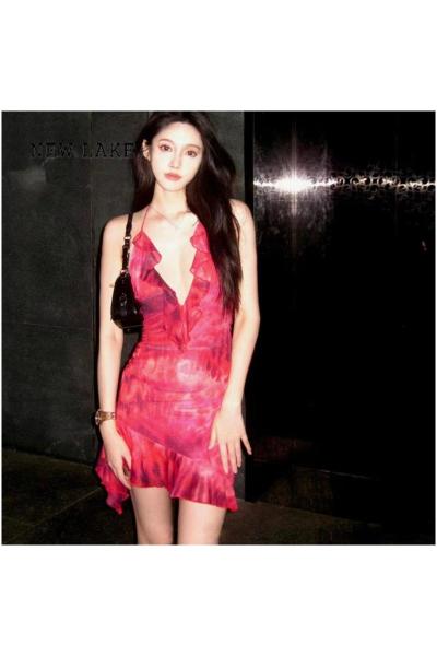 NEW LAKE纯欲风辣妹红色吊带连衣裙V领气质高级感礼服裙三亚海边度假裙子