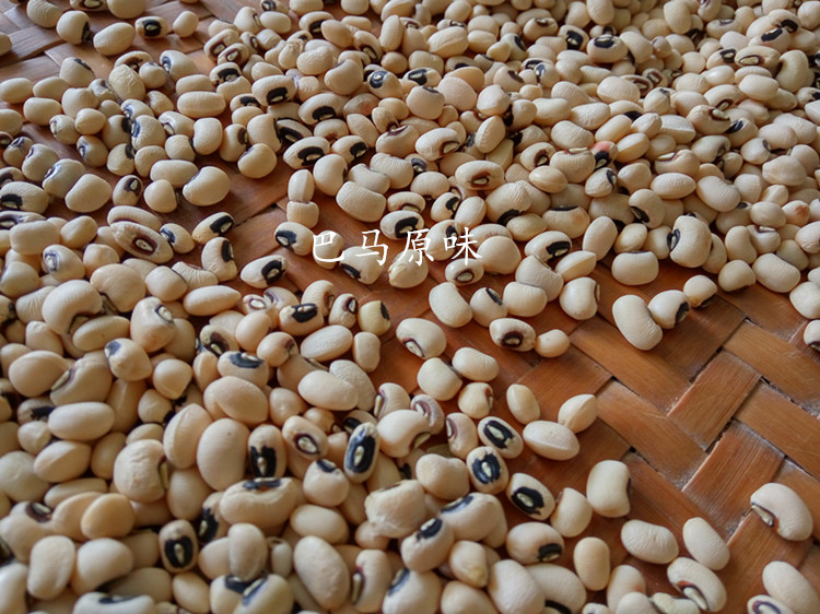 白饭豆是豆科植物菜豆种子,球形或扁圆,比豆略大,也有状如腰果的,又名