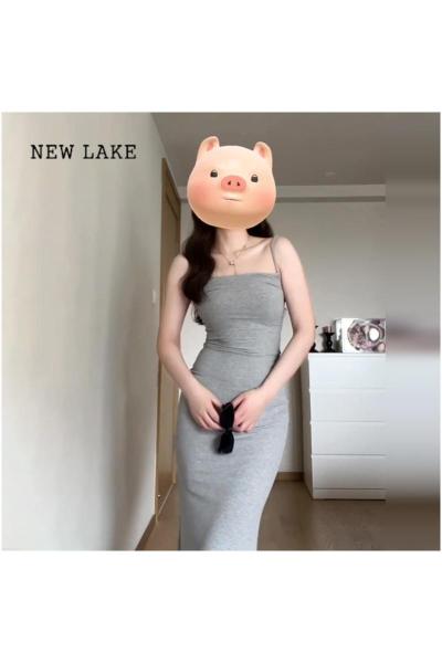 NEW LAKE灰色吊带连衣裙子女夏季2024新款法式气质微胖纯欲修身高级感长裙