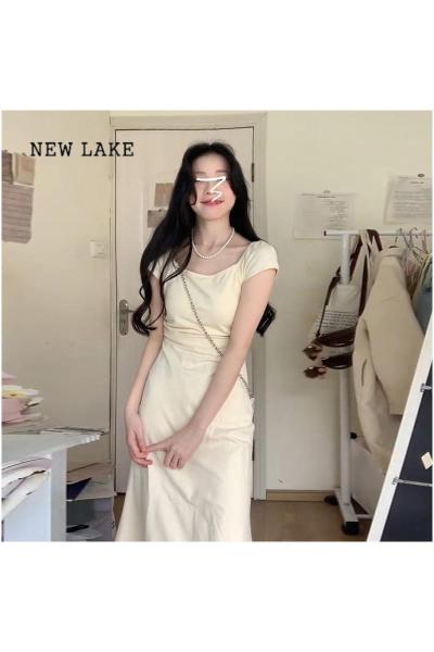 NEW LAKE茶歇法式初恋白色方领连衣裙子女夏季2024新款气质收腰包臀长裙