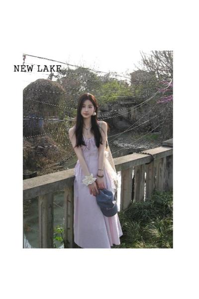NEW LAKE温柔风紫色无袖吊带连衣裙女2024夏季新款法式宽松显瘦中长裙裙子