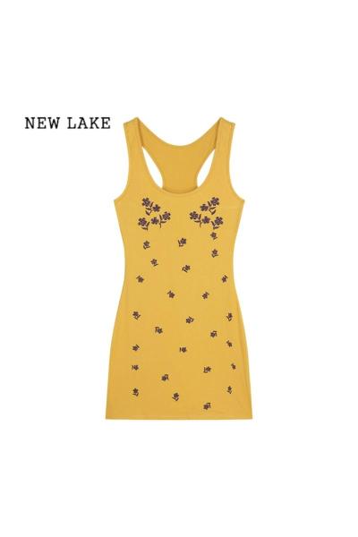 NEW LAKE黄色刺绣碎花吊带背心连衣裙女夏季设计感修身裙子甜辣妹包臀短裙