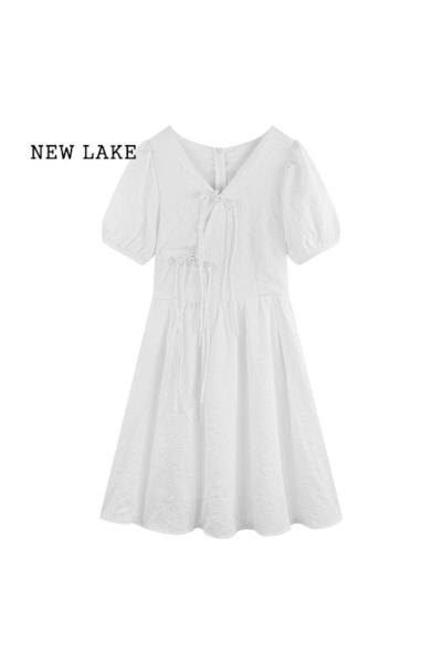 NEW LAKE初恋感白色v领法式小个子连衣裙夏季2024新款显瘦气质短裙子