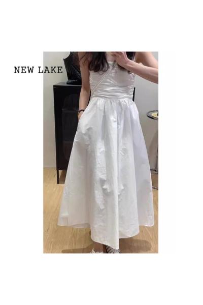 NEW LAKE白色吊带连衣裙2024年新款法式茶歇褶皱收腰显瘦气质长裙子女夏季