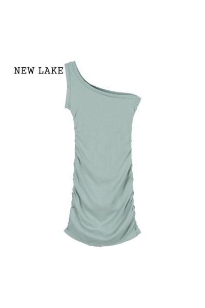 NEW LAKE绿色弹力露肩背心连衣裙女夏季纯欲风性感褶皱修身显瘦包臀短裙子