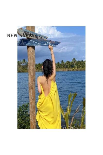 NEW LAKE三亚海边度假拍照黄色吊带连衣裙云南旅行穿搭女波西米亚露背长裙