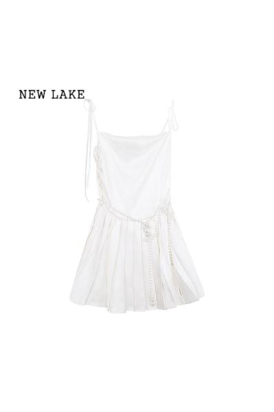 NEW LAKE白色吊带连衣裙女装夏季纯欲风海边裙收腰显瘦A字短裙设计感裙子