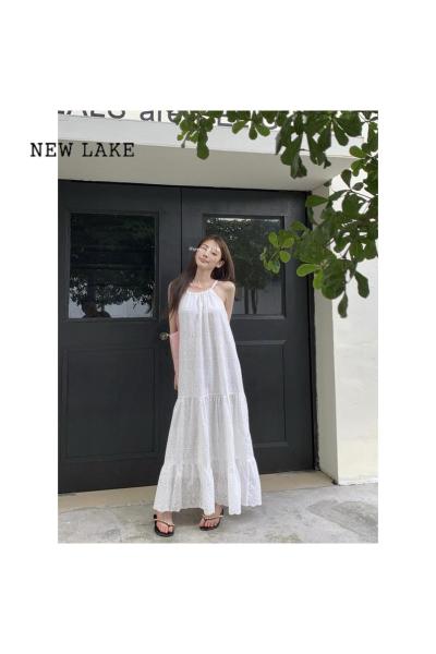 NEW LAKE白色挂脖吊带连衣裙女夏季新款法式设计感海边长裙度假风无袖裙子