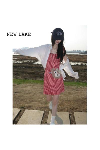 NEW LAKE慵懒度假风格子吊带连衣裙女装夏季新款法式红色短裙海边掐腰裙子