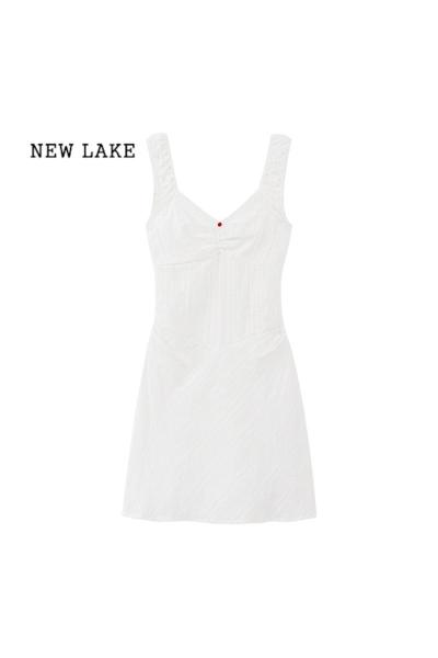 NEW LAKE夏天高级感吊带连衣裙女装夏季纯欲甜辣收腰A字短裙白色海边裙子