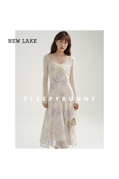 NEW LAKE《紫花情梦》水墨印花吊带连衣裙女春新款仙女裙修身雪纺裙