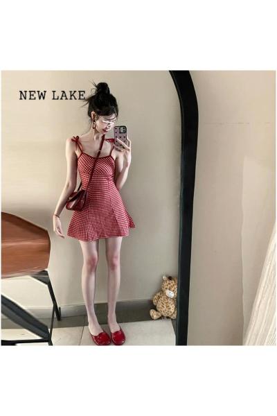 NEW LAKE茶歇法式红色格子吊带连衣裙子女夏季2024新款小个子辣妹性感短裙