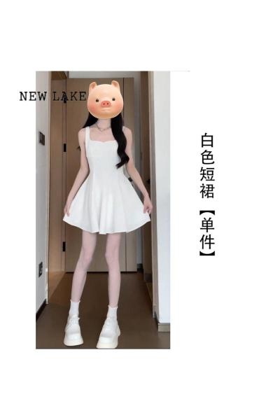 NEW LAKE茶歇法式温柔风白色吊带连衣裙子女夏季2024年新款小个子显瘦短裙