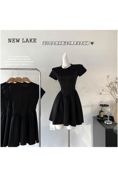 NEW LAKE小黑裙女2024新款小个子连衣裙设计感显瘦茶歇法式短裙子