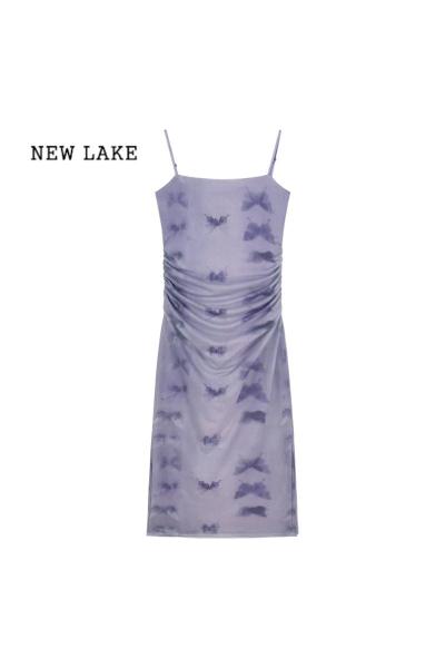 NEW LAKE紫色蝴蝶印花吊带连衣裙女装夏季收腰褶皱包臀裙度假开叉中长裙子