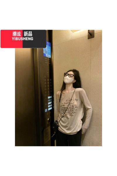 YIBUSHENG慵懒风卡其露肩吊带长袖T恤女季薄款字母斜肩宽松防晒罩衫上衣