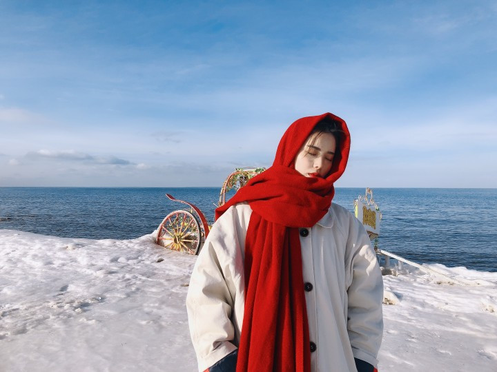 围巾女秋冬西藏青海湖旅游拍照民族风超大纯色保暖披肩红色披风复古枣