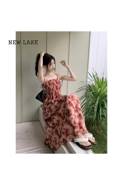 NEW LAKE法式玫瑰印花系带连衣裙女夏季2024新款设计感收腰时尚吊带长裙子