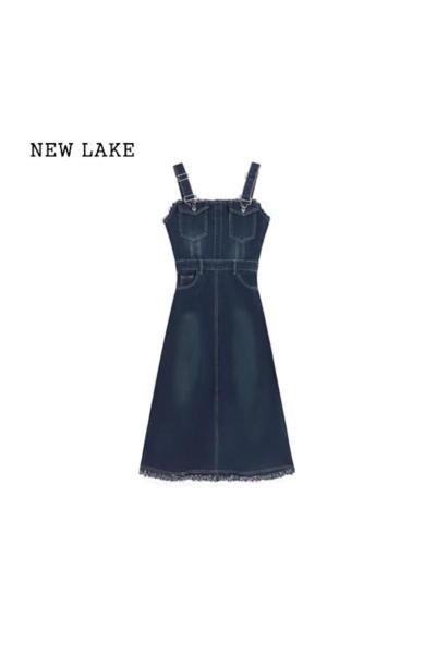 NEW LAKE复古背带牛仔连衣裙女装春季2024年新款a字流苏高级感中长款裙子