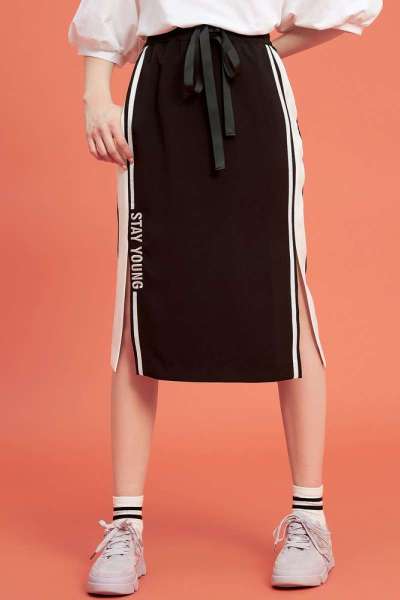 [2件2折价:29]美特斯邦威半身裙女新款夏季港味复古运动风半裙时尚刺绣织带裙子