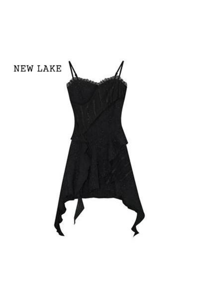 NEW LAKE法式纯欲黑色吊带连衣裙子女收腰气质高级感不规则荷叶边短裙夏季