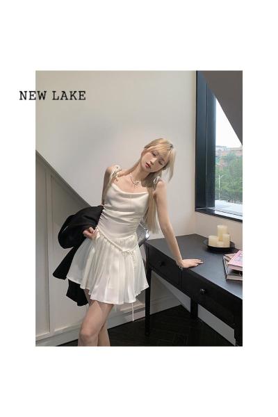 NEW LAKE纯欲风白色吊带连衣裙夏季2024新款性感显瘦时尚设计高级感女短裙