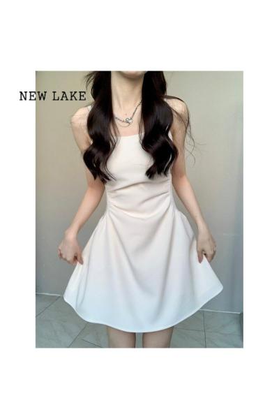 NEW LAKE纯欲风白色收腰吊带连衣裙女夏季粉色小个子防晒罩衫修身a字短裙