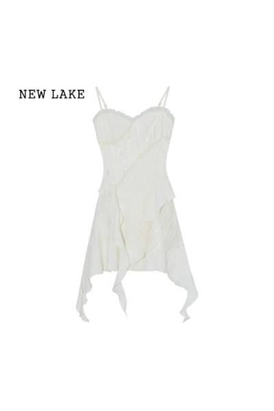 NEW LAKE法式纯欲吊带连衣裙子女收腰气质高级氛围感不规则荷叶边短裙夏季