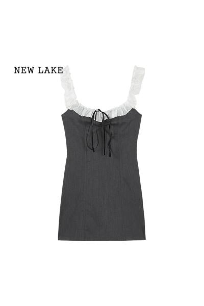 NEW LAKE灰色方领花边拼接吊带连衣裙女夏季收腰褶皱露背a字裙子气质短裙