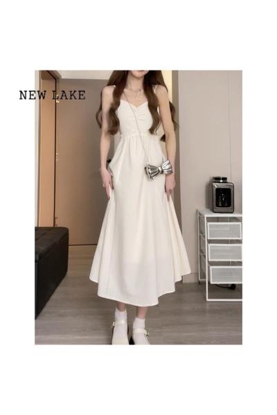 NEW LAKE茶歇法式温柔风白色吊带连衣裙女2024夏季新款气质收腰显瘦长裙子