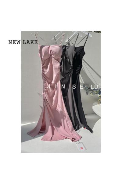 NEW LAKE春季胸垫一体抽褶皱吊带连衣裙女设计感小众纯欲风开叉法式长裙薄
