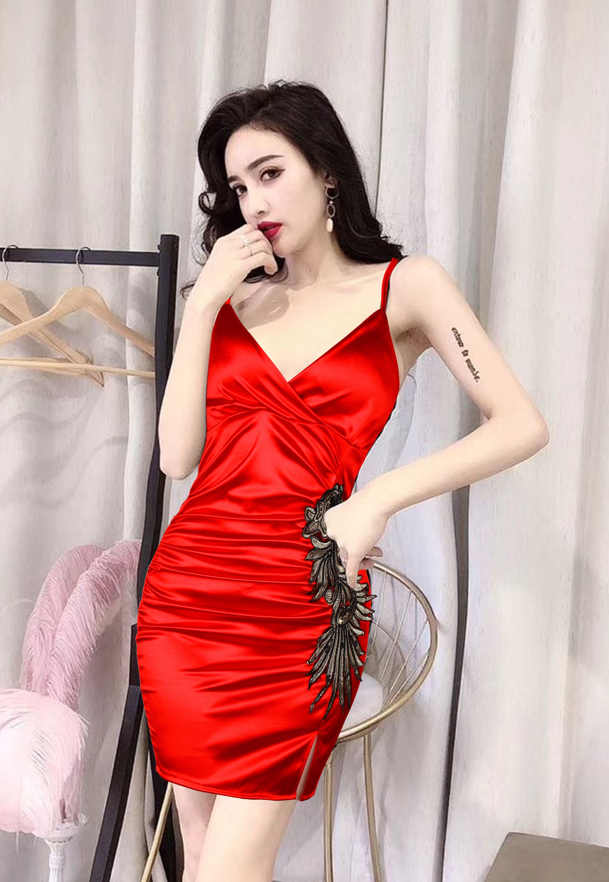 孜牧夜店时尚百搭中长款性感v领刺绣开叉连衣裙女高腰吊带背心裙秋冬