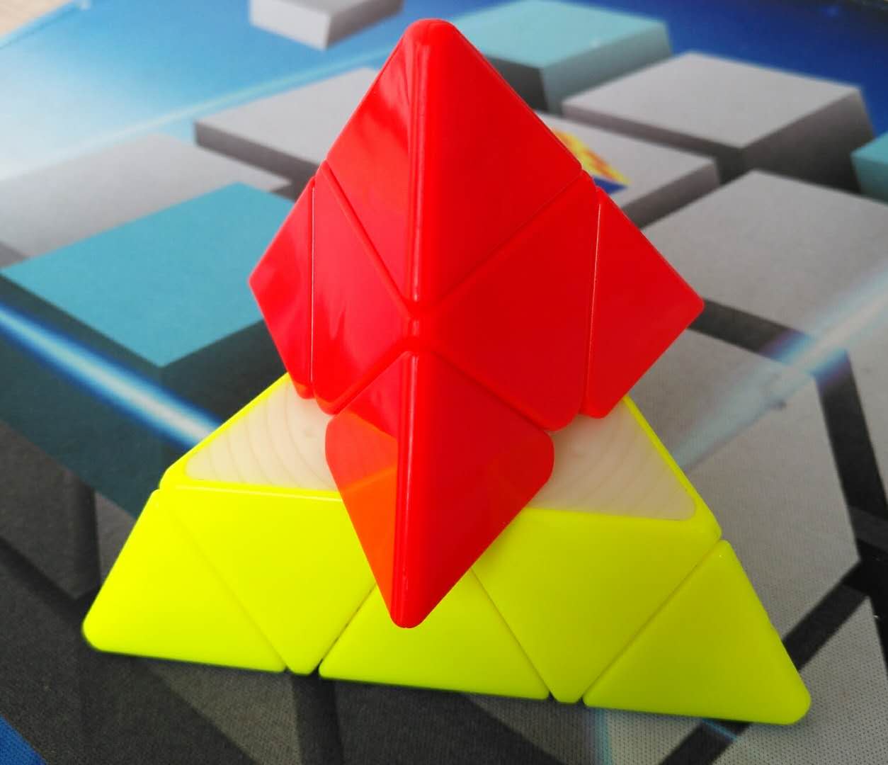顺时针幼儿魔方火山魔方金字塔魔方46岁红黄彩色拼接
