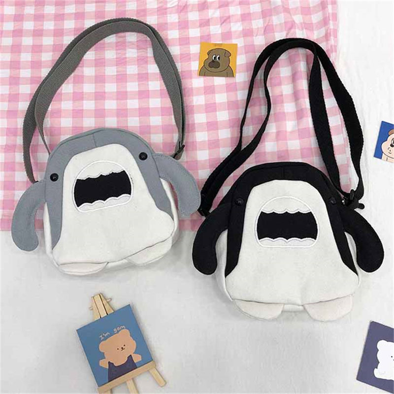 日系原宿风卡通搞怪小包包女韩版可爱鲨鱼丑萌学生男女斜挎包包黑色