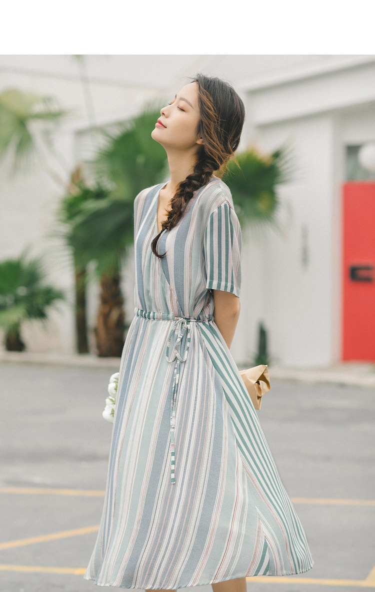 茵曼2019夏装新款竖条纹复古森系v领交叠搭片式系带优雅连衣裙女