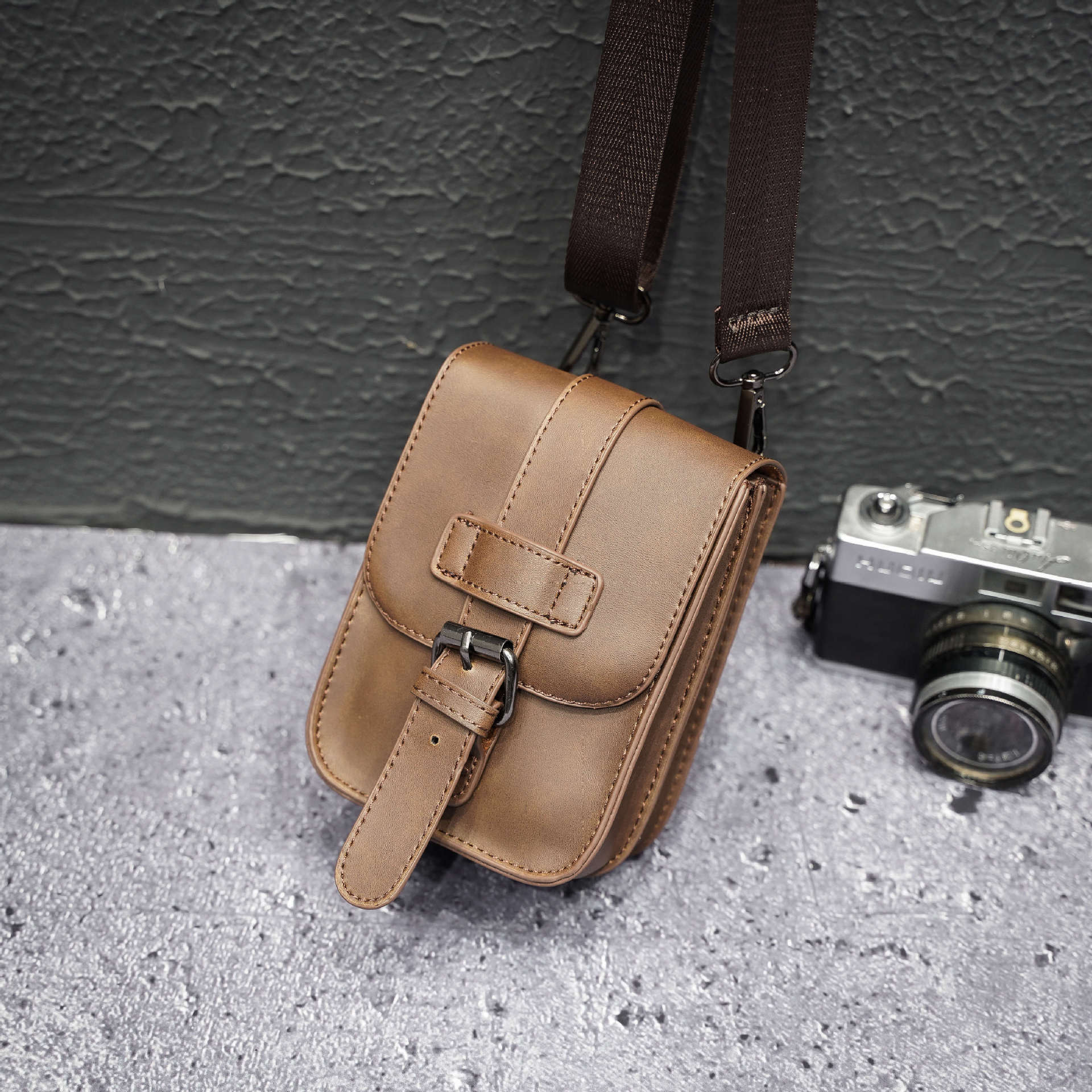 潮流55寸手机胸包男士穿皮带腰包多功能休闲挂包pu疯马皮