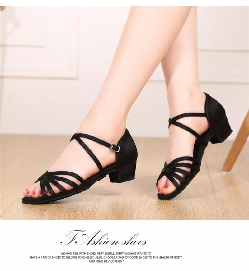 白色拉丁舞鞋女童专业比赛表演软底恰恰新款儿童夏季舞蹈鞋