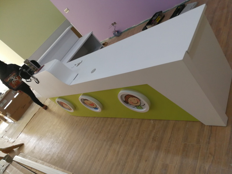 三维工匠早教培训机构前台弧形转角收银台烤漆办公桌咨询台幼儿园学校