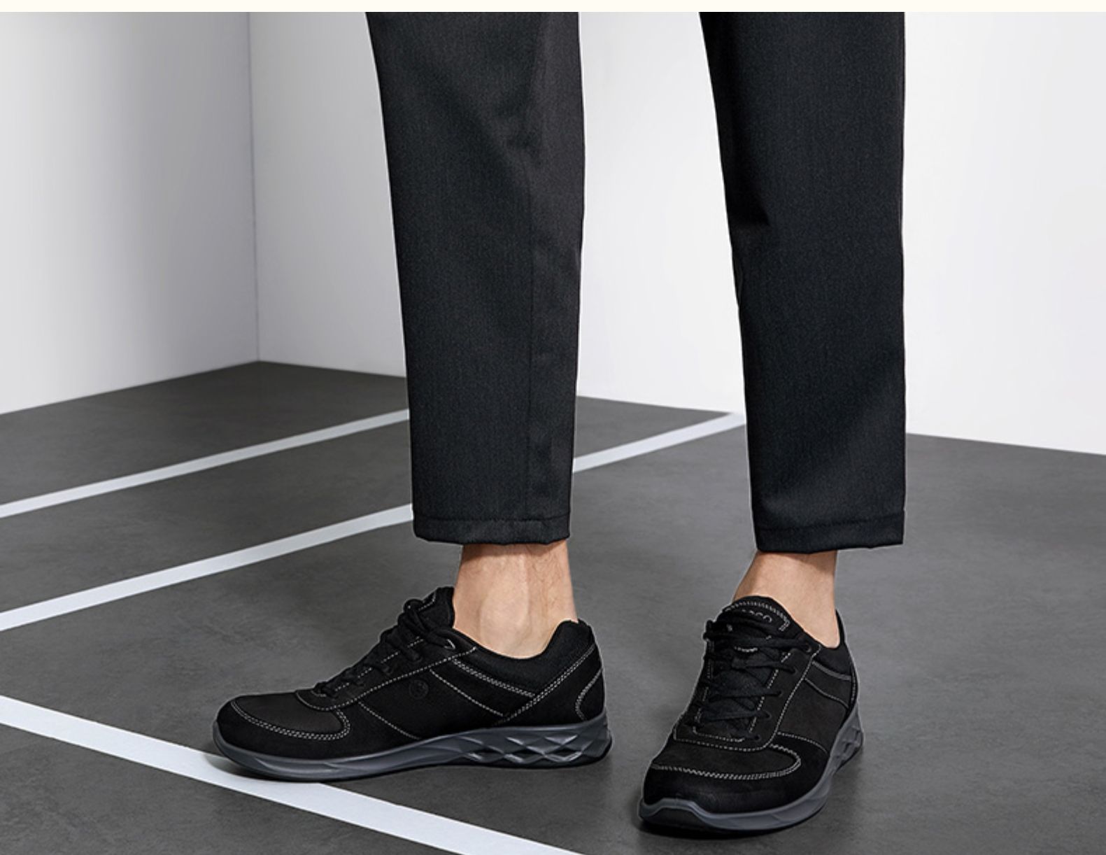 ecco爱步时尚休闲运动鞋男鞋透气低帮户外跑步鞋子男微翔835224