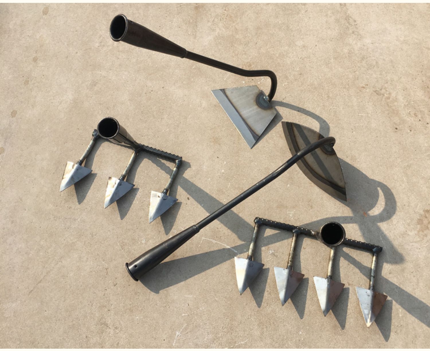 封后农用松土工具松土器多功能松土耙子除锄头开荒翻土三四齿镐