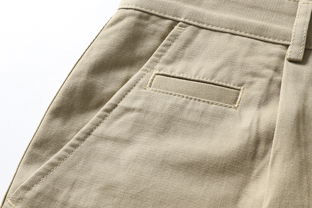 对称的斜插口袋设计,很好的放置随身物品