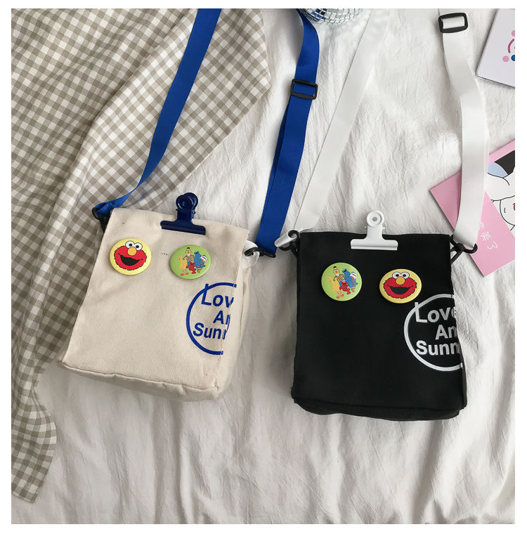 白色赠夹子徽章小包包单肩帆布包斜跨包便当包创意刺绣字母包女包